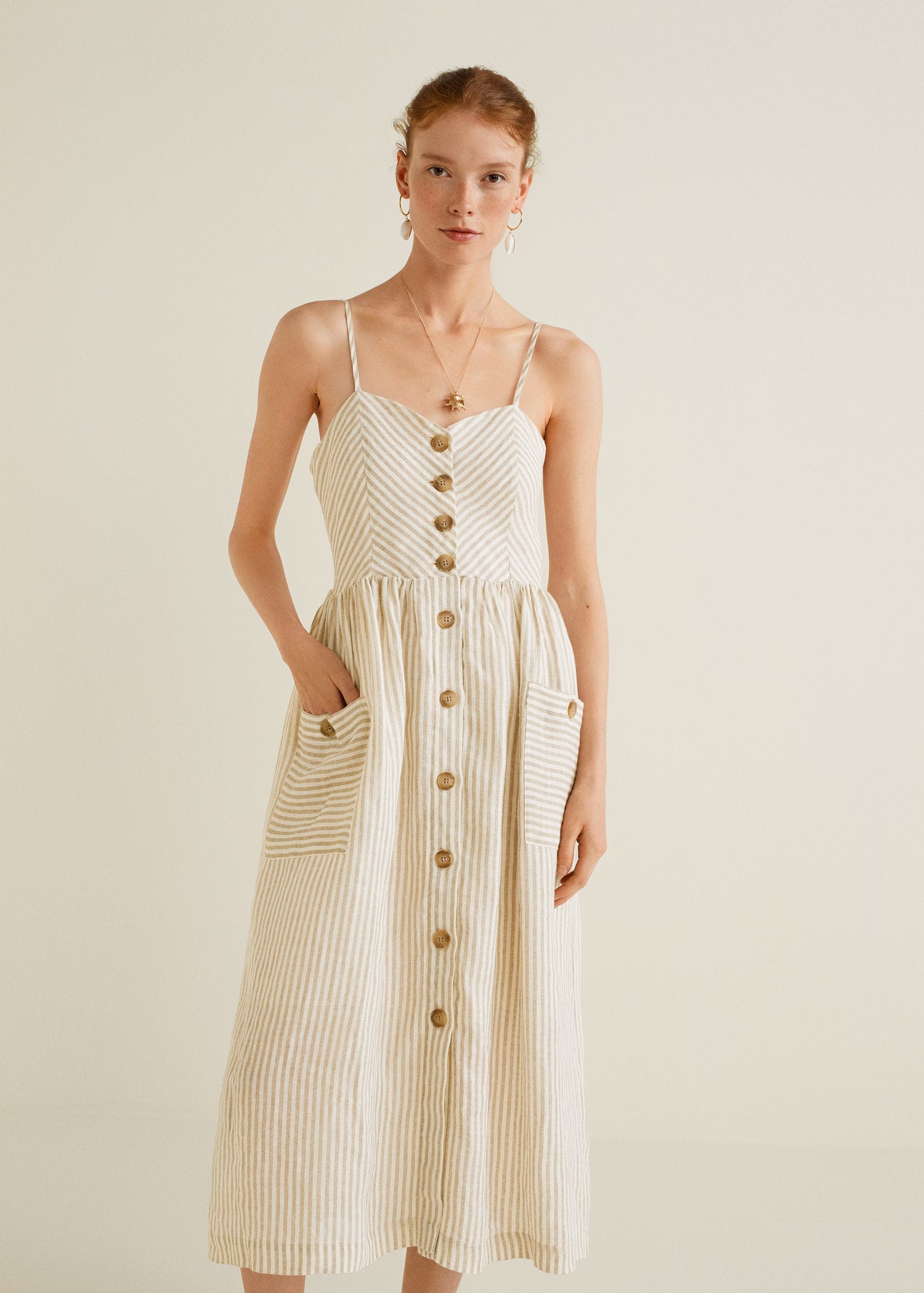 En lino crudo con rayas verticales en beige y bolsillos delanteros, de Mango (39.95 euros).
