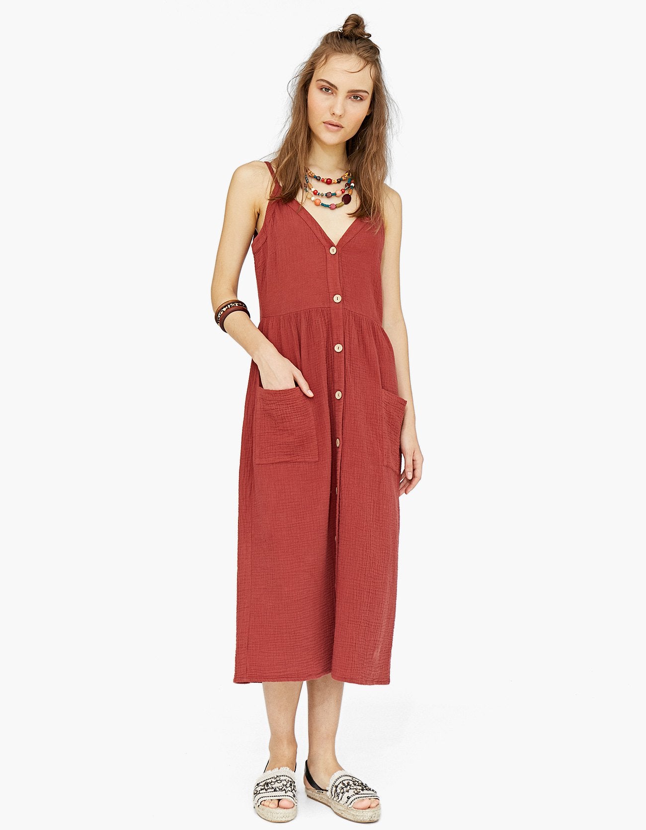 En algodón rústico en color teja, de Stradivarius (29.95 euros).