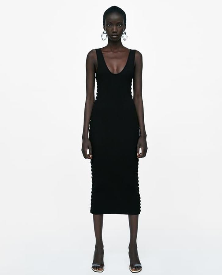 Vestido elástico de canalé en color negro, 19,95 euros.