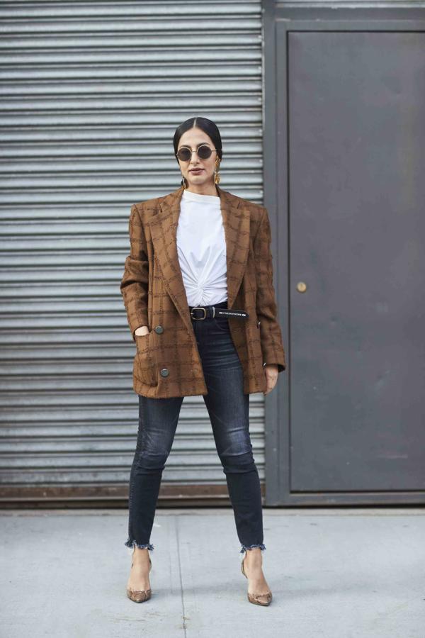 Con unos vaqueros y una camiseta blanca, desmárcate de lo habitual con una chaqueta vintage. Así convertirás un look minimalista en uno 100% fashion.