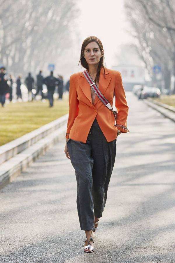 Gala González siempre nos sirve de inspiración y ha elegido esta blazer en naranja. Un tono atrevido que puede quedar así de bien si la combinas con colores adecuados como hace ella, en este caso con gris oscuro.