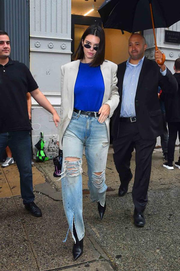 Nada mejor que fijarnos en las que más saben, las modelos, para ver cómo la llevan. Huye de lo tradiiconal y combínala con unos vaqueros anchos y rotos como hace Kendall Jenner.
