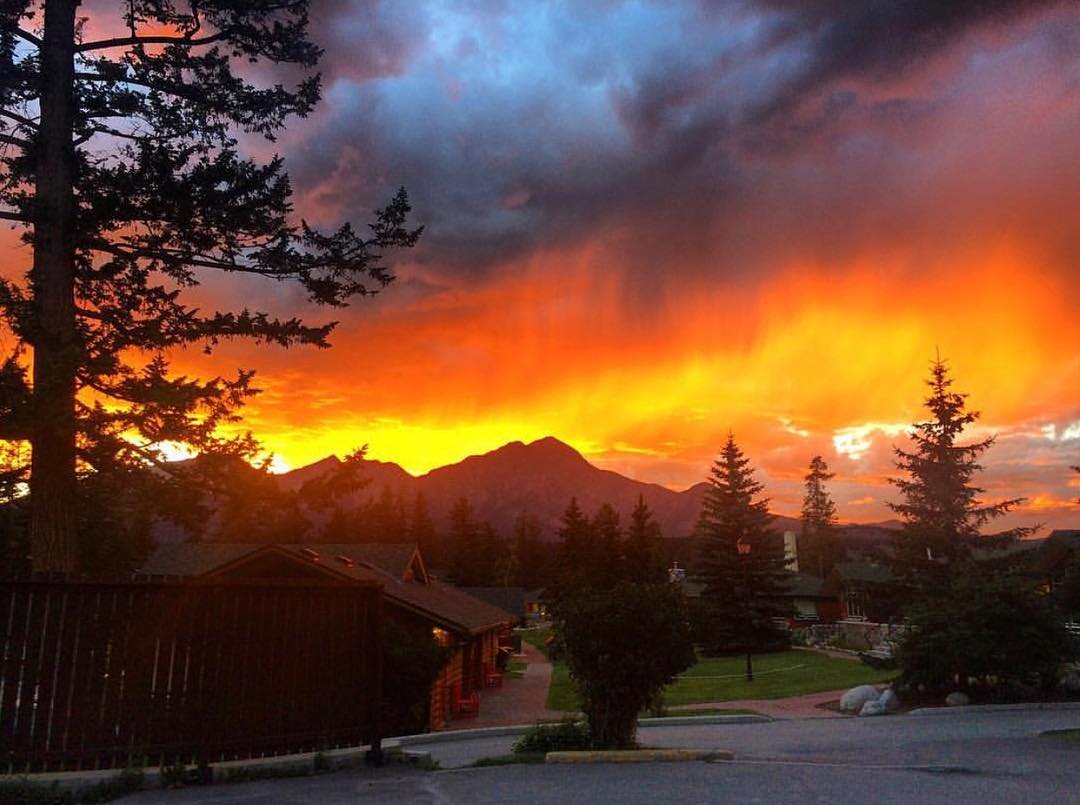 Atardeceres 'de fuego' como este son los que podrán disfrutar Meghan y Harry durante su luna de miel en el Parque Nacional de Jasper.
