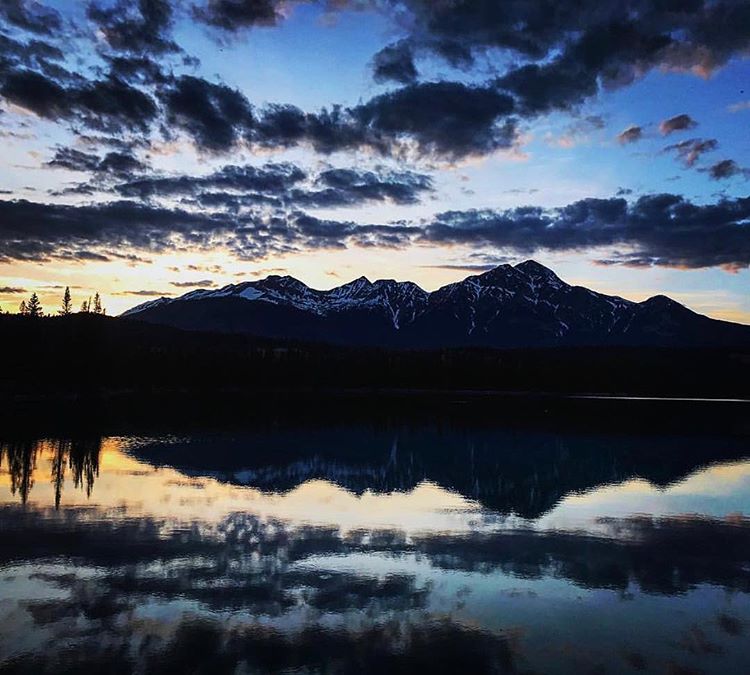 El Parque Nacional de Jasper es una impresionante sucesión de montañas (algunas con nieves perpetuas) y lagos que dejan postales tan sobrecogedoras como esta.
