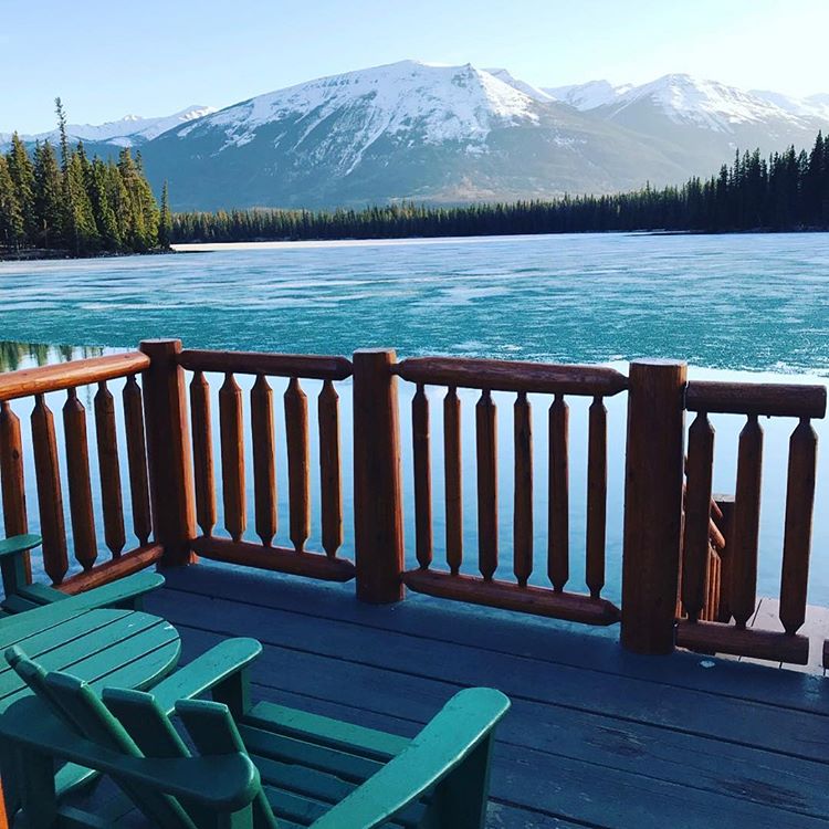 Esta podría ser una de las terrazas del Fairmont Jasper Park Lodge desde donde Meghan y Harry podrían disfrutar de las increíbles vistas del Parque Nacional.