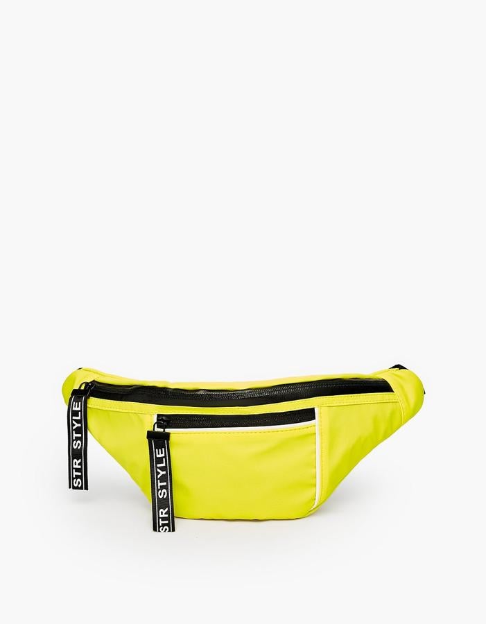 Riñonera de nylon en color mostaza, 12,99 euros.
