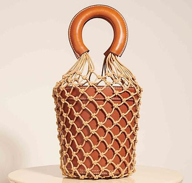 Este es el bolso de Staud que lleva Alexa Chung. Su precio es de 330 euros.