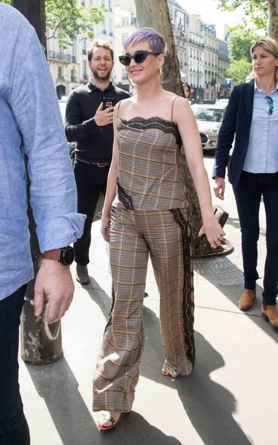 Para ser Katy Perry nos parece que va hasta discreta. Por eso hemos incluido su look lencero de dos piezas a cuadros entre nuestros favoritos de la semana.
