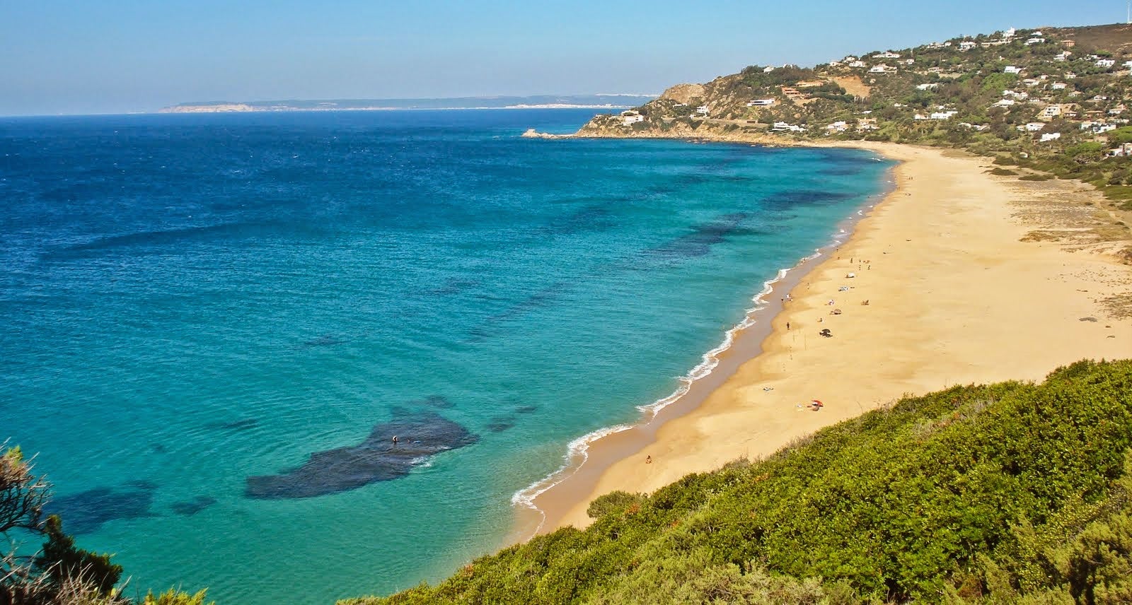 La playa de Los Alemanes es una de las playas con más encanto de Andalucía. Está situada en la localidad de Zahara de los Atunes, Cádiz. Es una playa virgen rodeada de vegetación, de aguas cristalinas y arena fina. Un rincón para evadirse y desconectar del mundo.