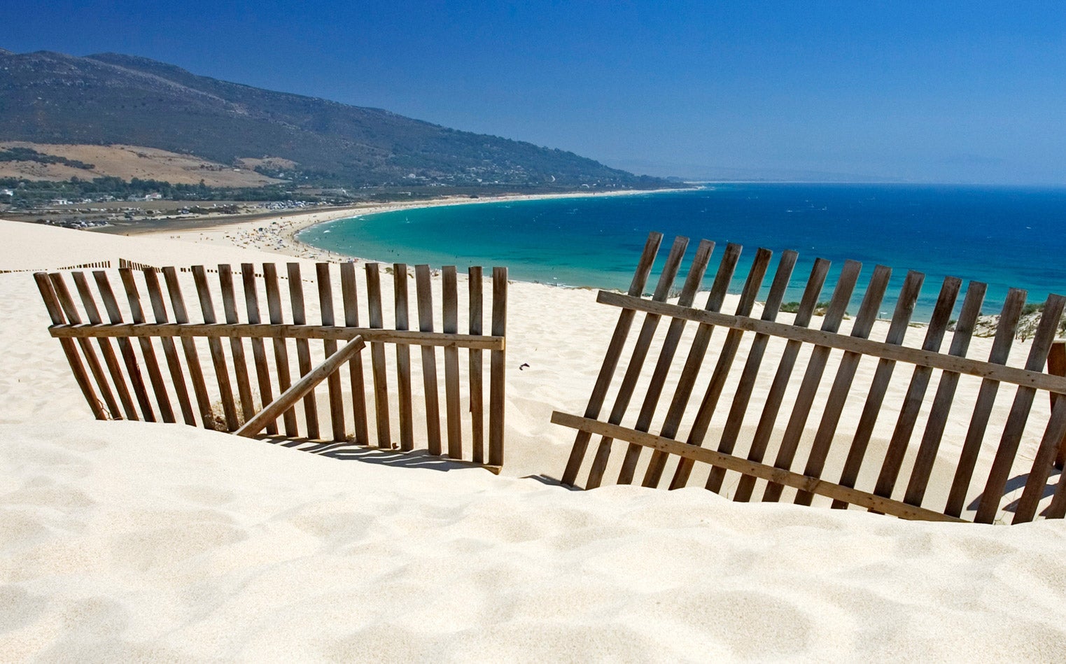 Nos vamos hasta la Costa de la Luz y aterrizamos en la playa de Valdevaqueros, en Tarifa (Cádiz). Salta a la vista que se trata de una playa preciosa, de arena blanca y agua cristalina, pero lo mejor de todo es el ambientazo juvenil que podremos encontrar cualquiera de los meses de verano. En Valdevaqueros también podrás practicar deportes acuáticos como el kitesurf, el surf o el windsurf, incluso hacer una ruta en caballo al atardecer.