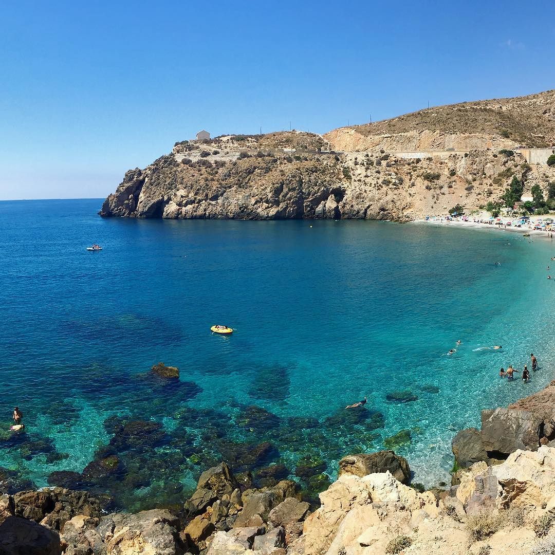 ¿Has escuchado aquello de "en Granada no hay playa"? Pues están equivocados porque las hay y además con mucho encanto, como el de la Cala Rijana, en Granada y a unos 20 km de Motril. Su fondo rocoso es perfecto para una sesión de buceo o snorkel, donde podrás observar su precioso fondo marino.