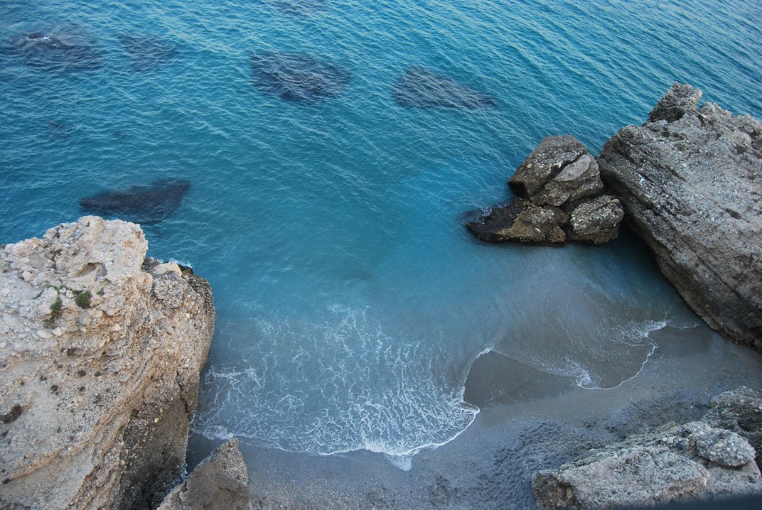 La playa de Calahonda está situada en el municipio de Nerja, en Málaga. Y además de ser una de las calas más bonitas de la Costa Tropical fue besada por el barco de Chanquete en la mítica serie de televisión 'Verano Azul'. No muy lejos de allí queda el Balcón de Europa, desde donde podrás observar una de las mejores vistas de toda la costa.