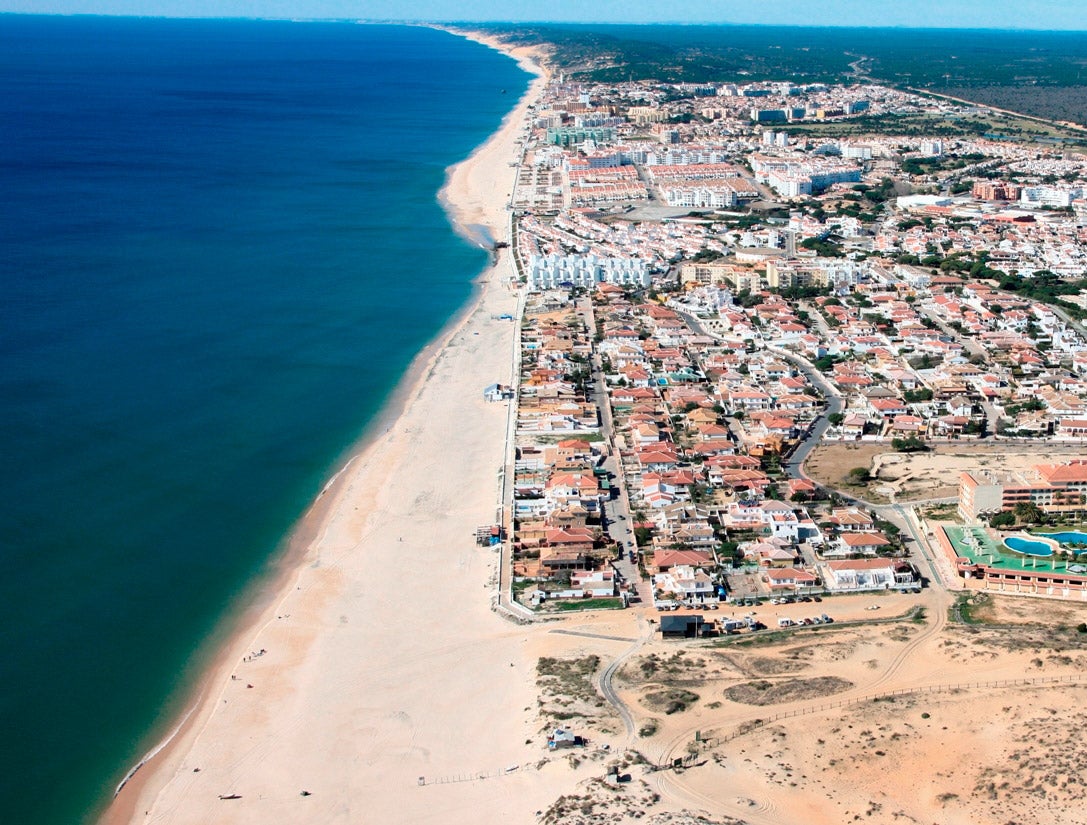Seguimos en Huelva y nos trasladamos hasta la playa de Matalascañas. Mide más de 10 km. y limita con el parque Nacional de Doñana. Es una playa tranquila y familiar, en la que podrás disfrutar de unas vacaciones de verano ideales.