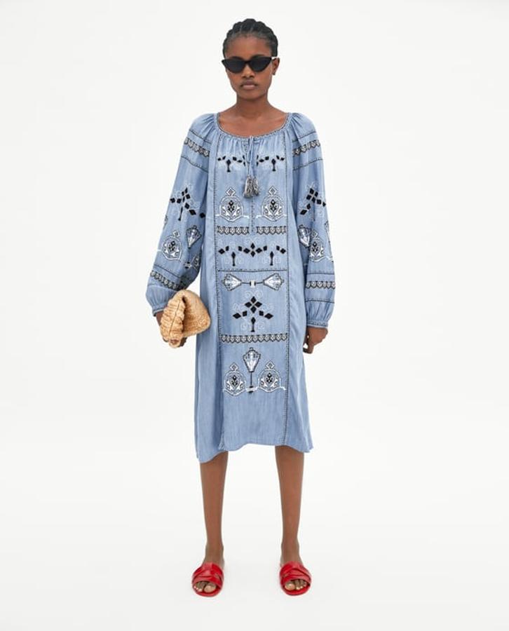 Vestido tipo túnica denim con bordado, 39,95 euros.