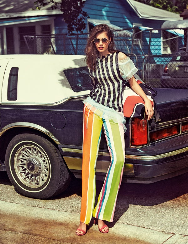 Tops sobrepuestos, de organza y de rayas, de Kenzo. El pantalón lo firma Mirto; las sandalias, Pura López; y el bolso, Longchamp. Las gafas de sol son de Chanel.