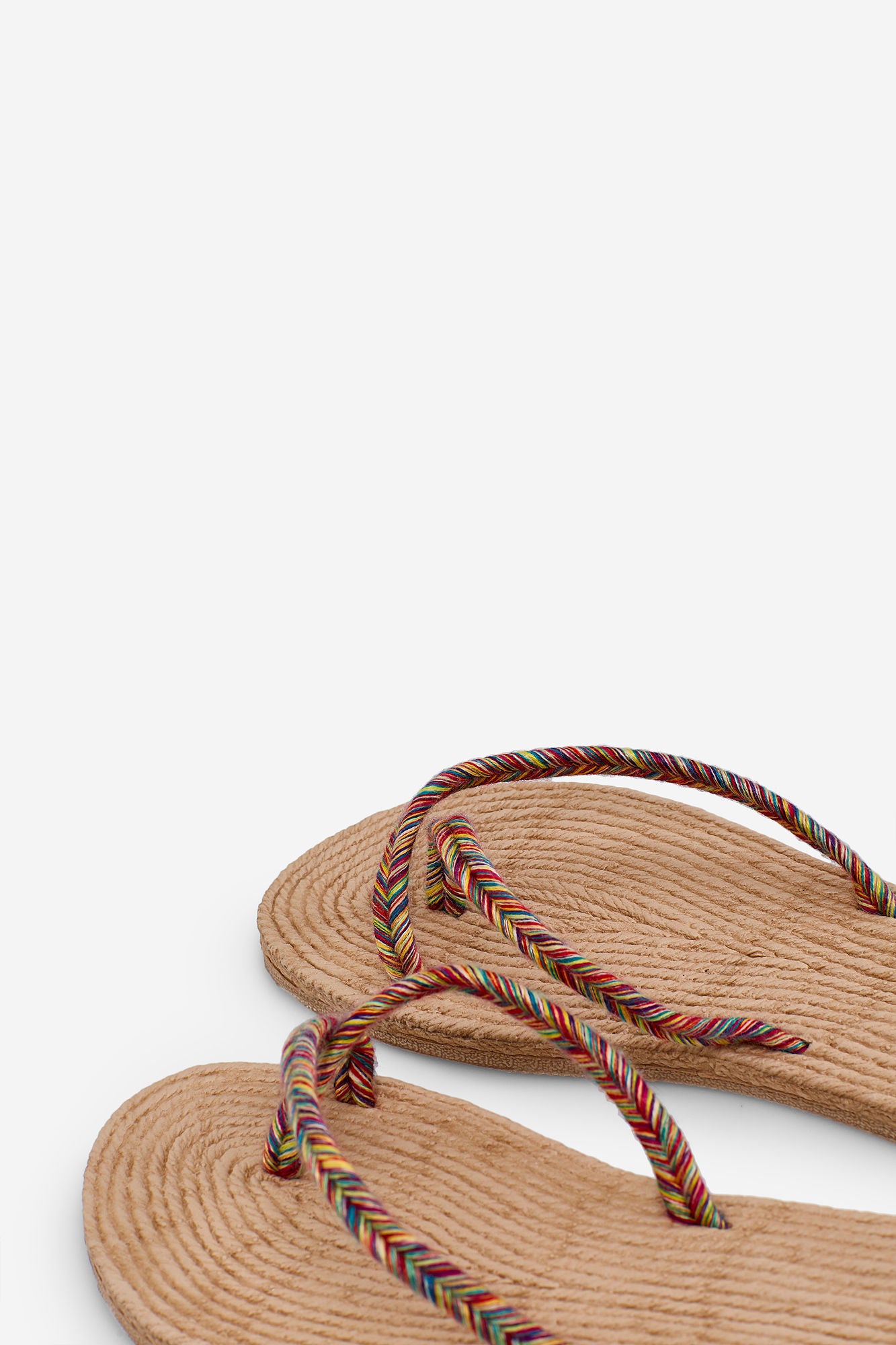 Chanclas con tira cruzada multicolor de Women Secret: 16,99 euros.