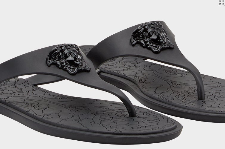 Chanclas palazzo de Versace: 265 euros.