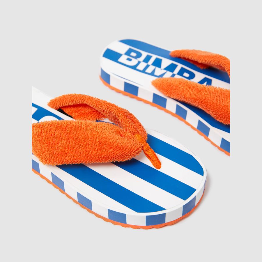 Chanclas con rayas y tela de toallas de Bimba y Lola: 20 euros.