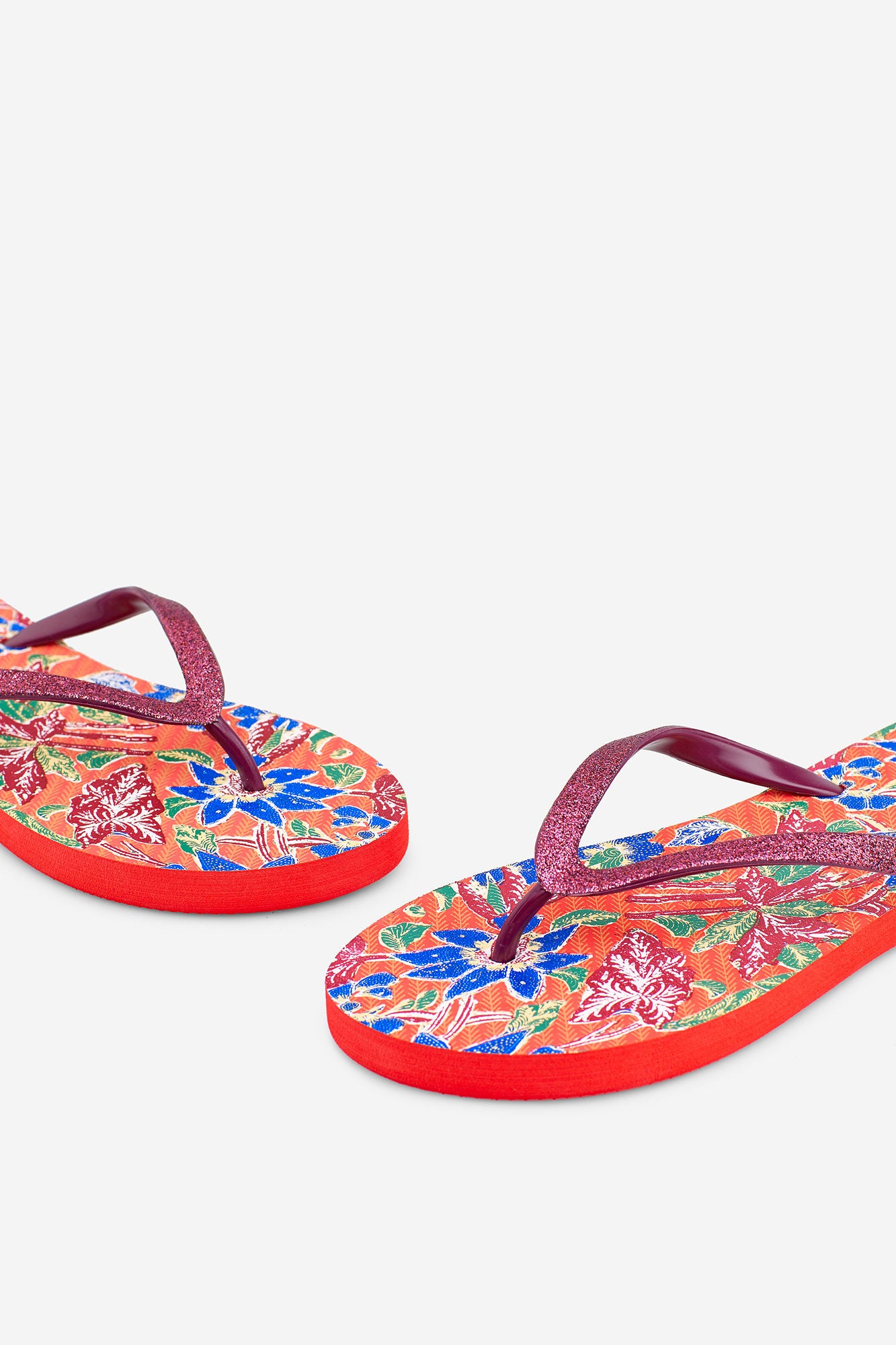 Chanclas florales de Women Secret: 9,99 euros.
