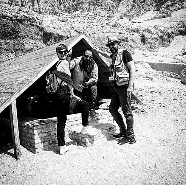 Laura Escanes y Risto Mejide con su guía en Egipto.