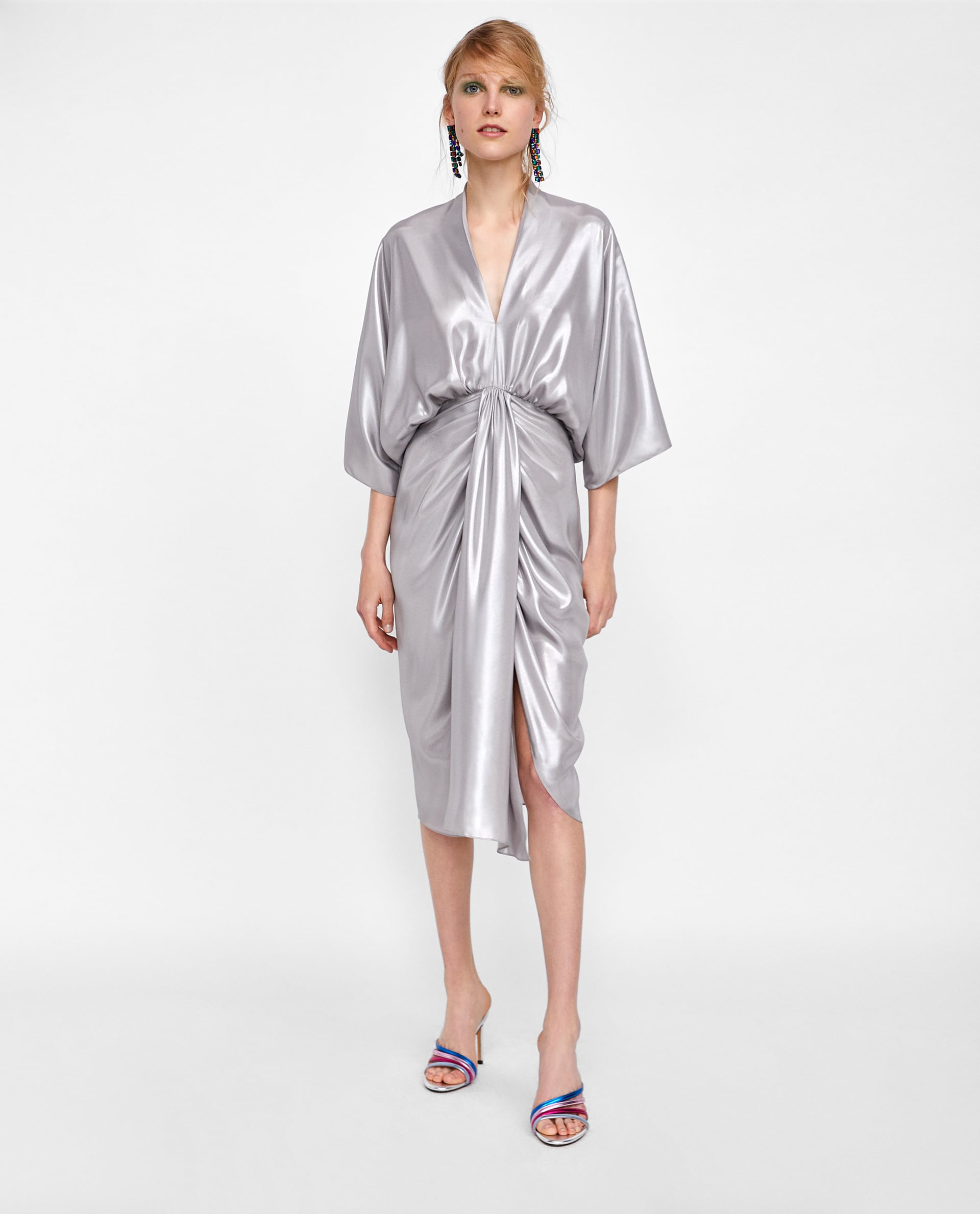 Vestido con efecto metalizado de Zara: 39,95 euros.