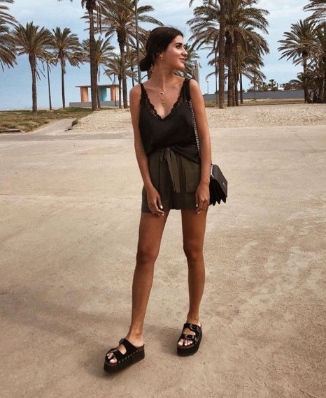 Con sandalias de Ulanka, Mery Turiel combina un pantalón fluido de Zara con una camisa lencero.