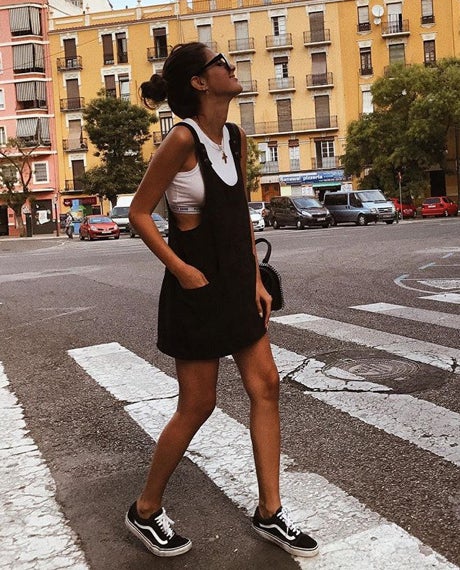 Ella es mega fan de llevar Vans y en este look nos encanta que las combine con un pichi de Pull and Bear y un top blanco. ¡Desprende buen rollo!