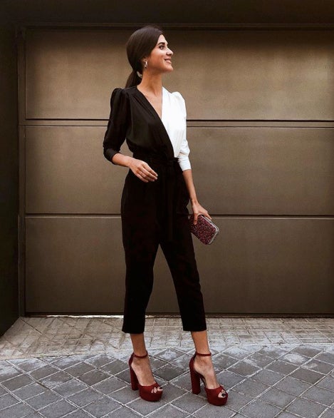 ¡Nos parece lo más este look! Aunque parece un mono, el look está compuesto de un body bicolor y unos pantalones de talle alto. Todo de Zara.