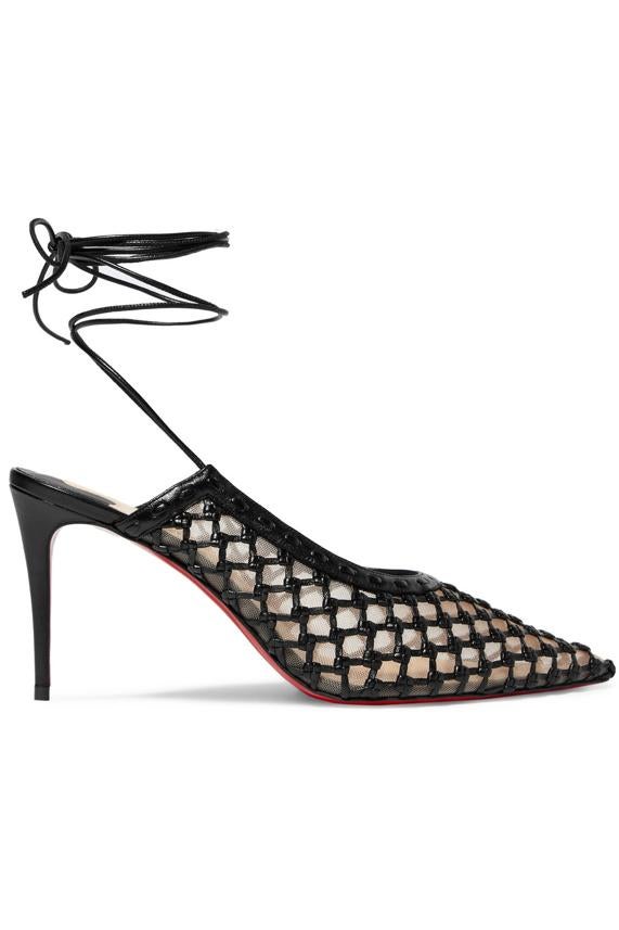 Muy parecidos a los de Roland Mouret que vimos en el desfile, es la versión más lady de todas. Y si hasta Louboutin, el rey de lso zapatos, tiene un modelo de rejilla en su colección es que no pueden faltar en tu armario.