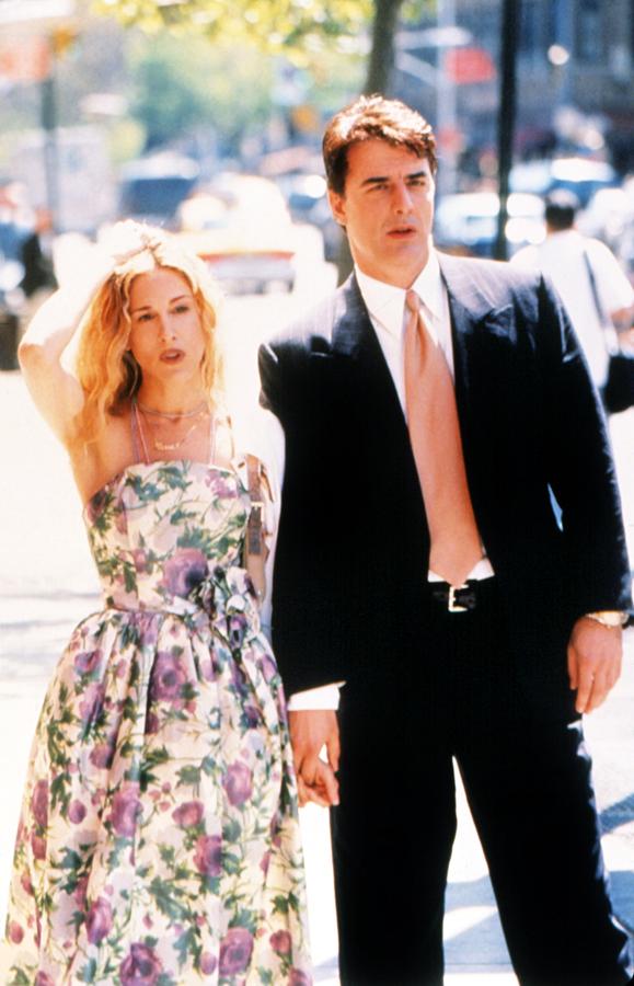 Incluso este vestido 'lady' de flores de Carrie Bradshaw puede ser un buen candidato para look de invitada de boda este otoño.  La Reina Letizia ha llevado una falda muy parecida ...