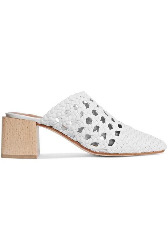 Si combinas las mules con el trenzado y, además, en color blanco ya llevas tres tendencias de verano en una. Estas de Loq son el perfecto calzado todoterreno para tus looks de oficina.