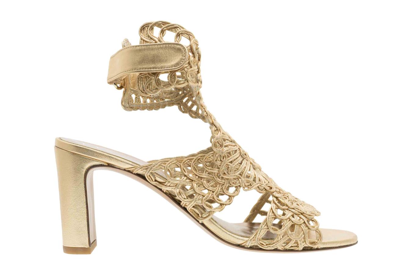 Con la rejilla también sacamos los brillos. Estas sandalias de Mascaró serán tus mejores aliadas para celebraciones de todo tipo. 100% glamour.