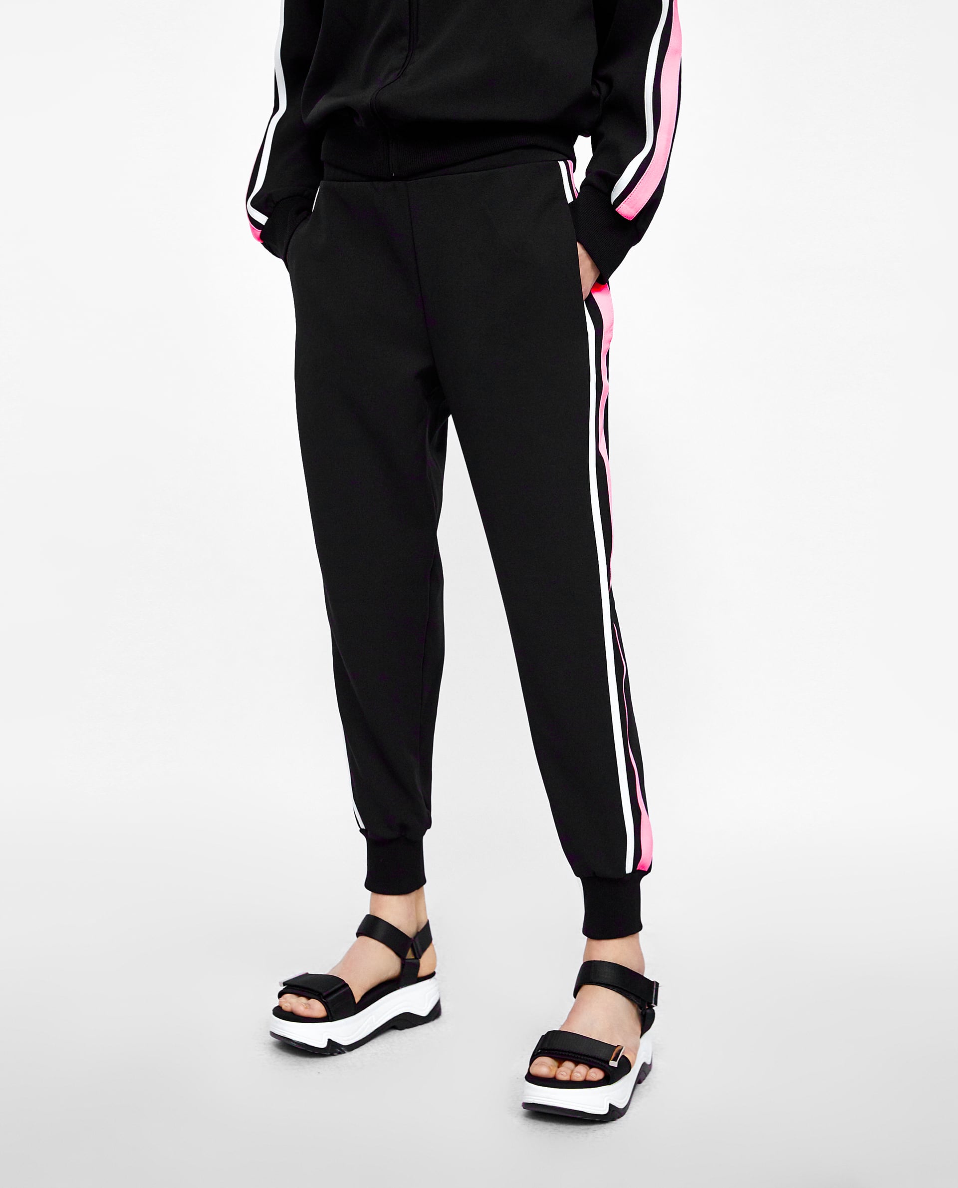 Ese mismo espíritu impregna este chándal que ha aterrizado recientemente en el 'shopping' online de Zara. Aunque funciona para cualquier entrenamiento conjuntado, es facilísimo imaginar la chaqueta o el pantalón en estilismos no deportivos. La clave está en mezclarlo buscando un contraste fuerte. Combinarlo con taconazo.