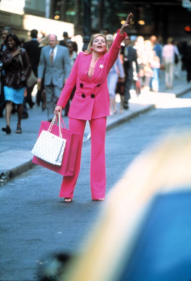 Si no tienes un dos piezas fucsia como este que lucía Samantha en 'Sexo en Nueva York', es porque no quieres, porque esta temporada lo puedes encontrar en todas las tiendas. De hecho, durante el otoño, los tonos neón serán los protagonistas...