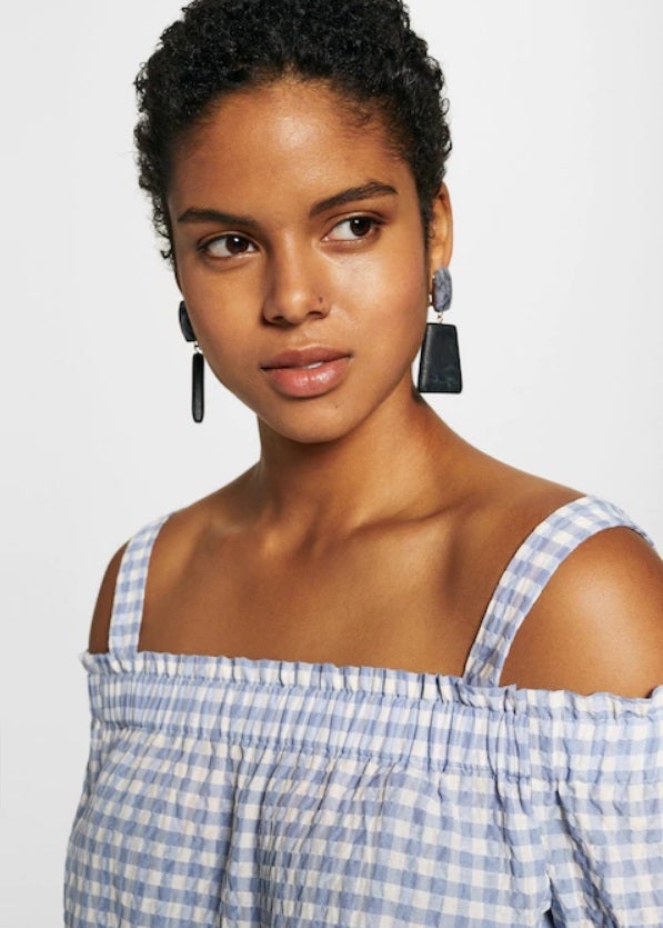 Comodísimo gracias a los tirantes que impiden que el top se desencaje y con las mangas adoradas con un lazo. Precio: 39,99 euros.