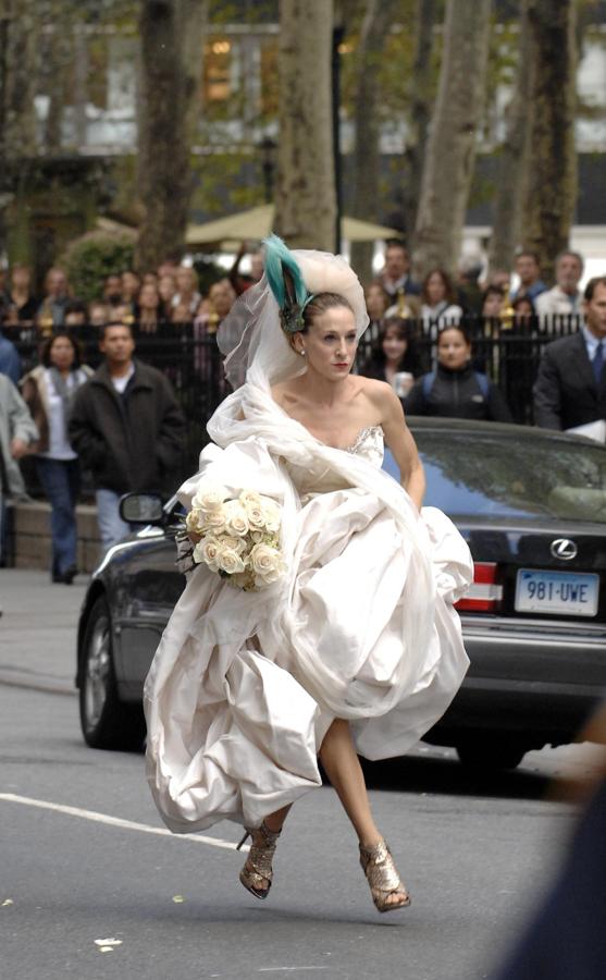 Y no podemos cerrar esta galería sin hablar de uno de los vestidos de novia de la historia de la televisión: el impresionante Vivianne Westwood con el que Carrie dio la espantada de su boda con Mr. Big en 'Sexo en Nueva York'.