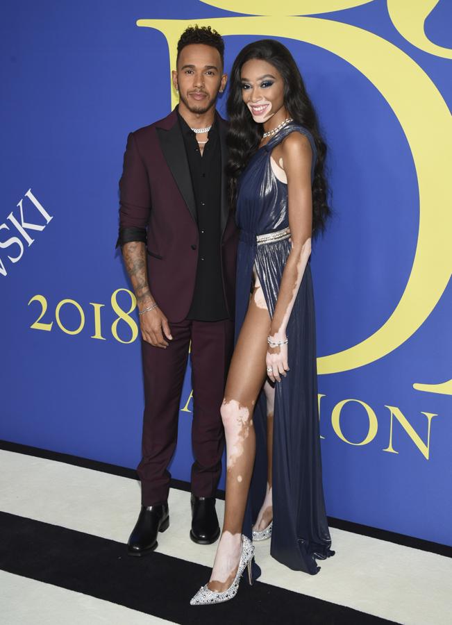 Winnie Harlow posó imponente vestida de Tommy Hilfiger junto a su novio, el piloto Lewis Hamilton.