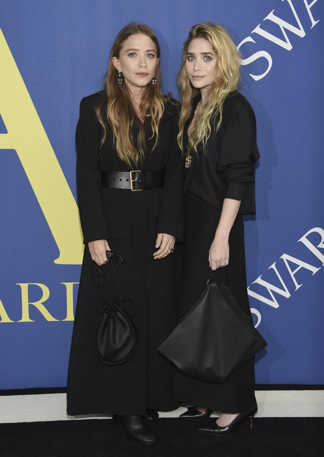 Las hermanas Olsen apostaron por el 'total black'.