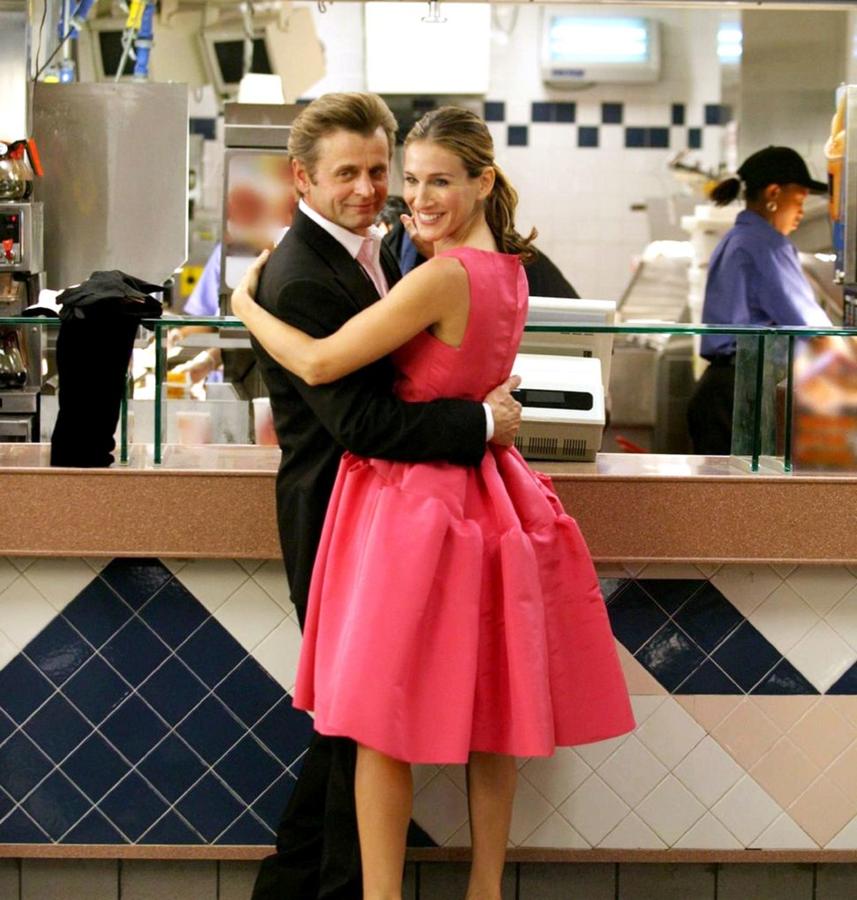 Con un look que nos recordaba a Audrey Hepburn y bailando en una hamburguesería. Si esto no es glamour, ¿qué es? Este maravilloso vestido de Oscar de la Renta nos hizo suspirar.