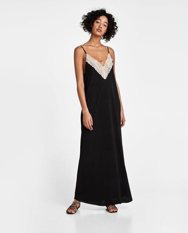 Vestido lencero de color negro y con detalle de encaje en el escote, 29,95 euros.