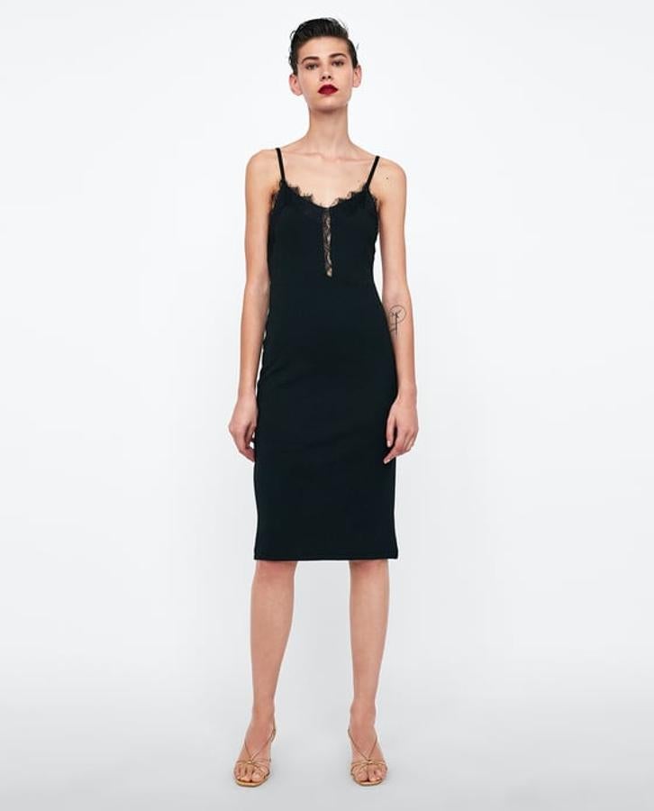 Vestido lencero en color negro con detalles de encaje, 19,95 euros.