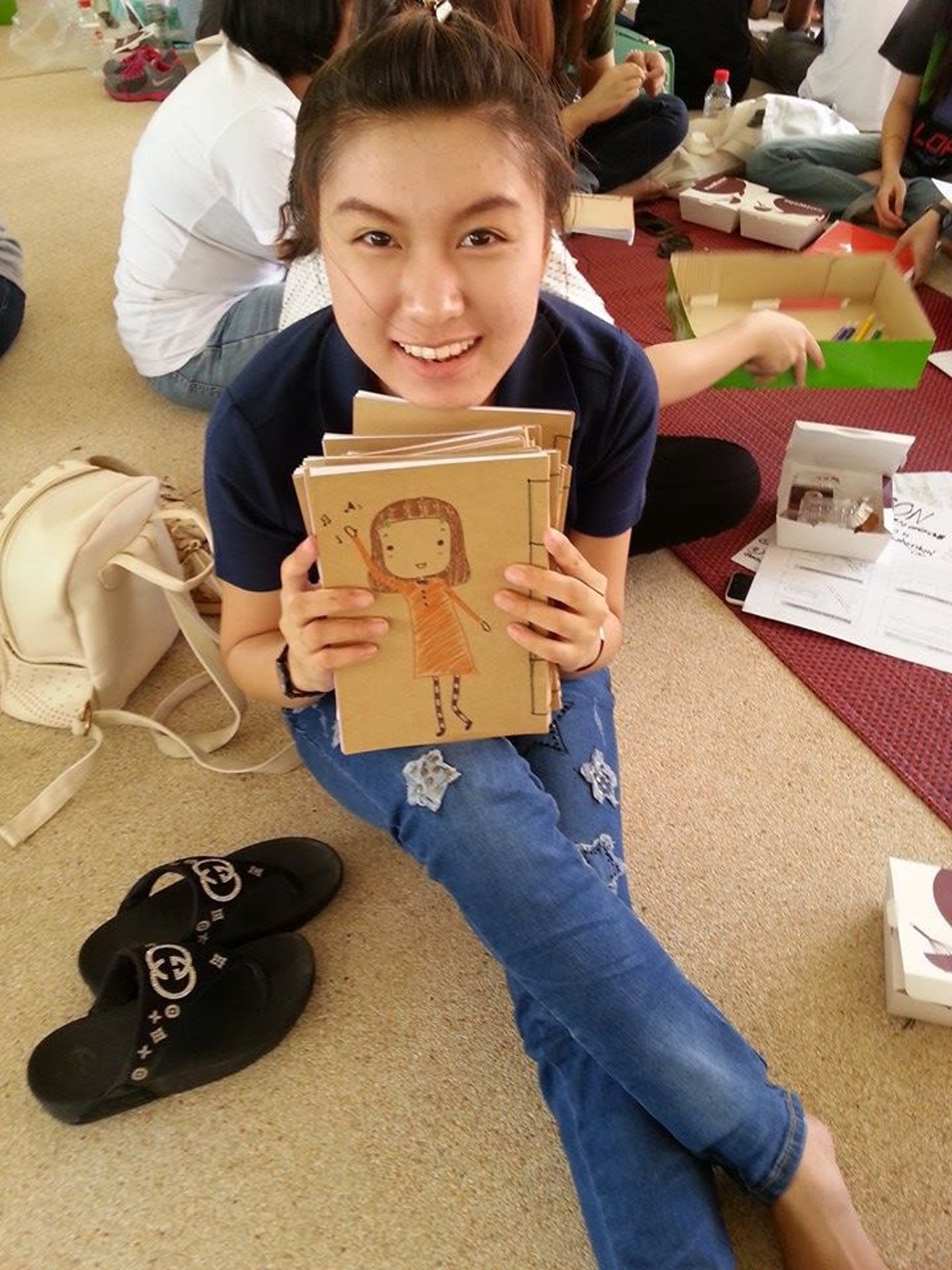 En esta actividad, los viajeros podrán crear su propio cuaderno con papel reciclado, y los beneficios del taller se invertirán en la entrega de cuadernos a los niñ̃os de las zonas rurales del país.