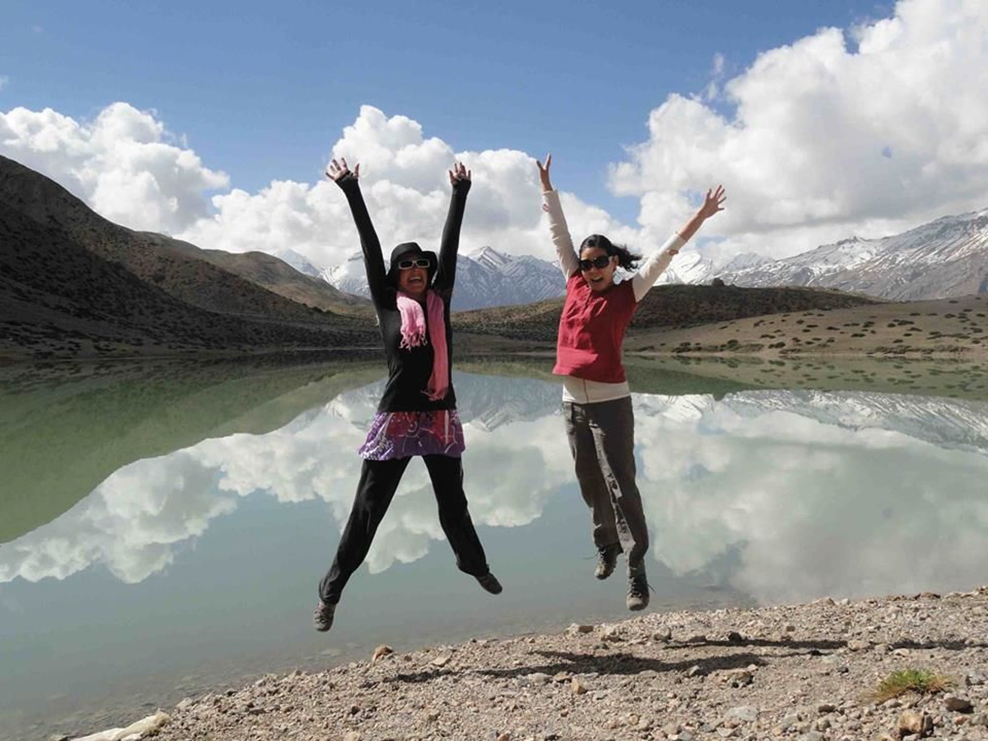 Un viaje al corazón del Himalaya, en la India, para adentrarnos en la cultura del lugar mientras se disfruta de un paisaje incomparable. Los ingresos se destinan al desarrollo de la región a través de la construcción de casas e invernaderos que funcionan con energía solar.