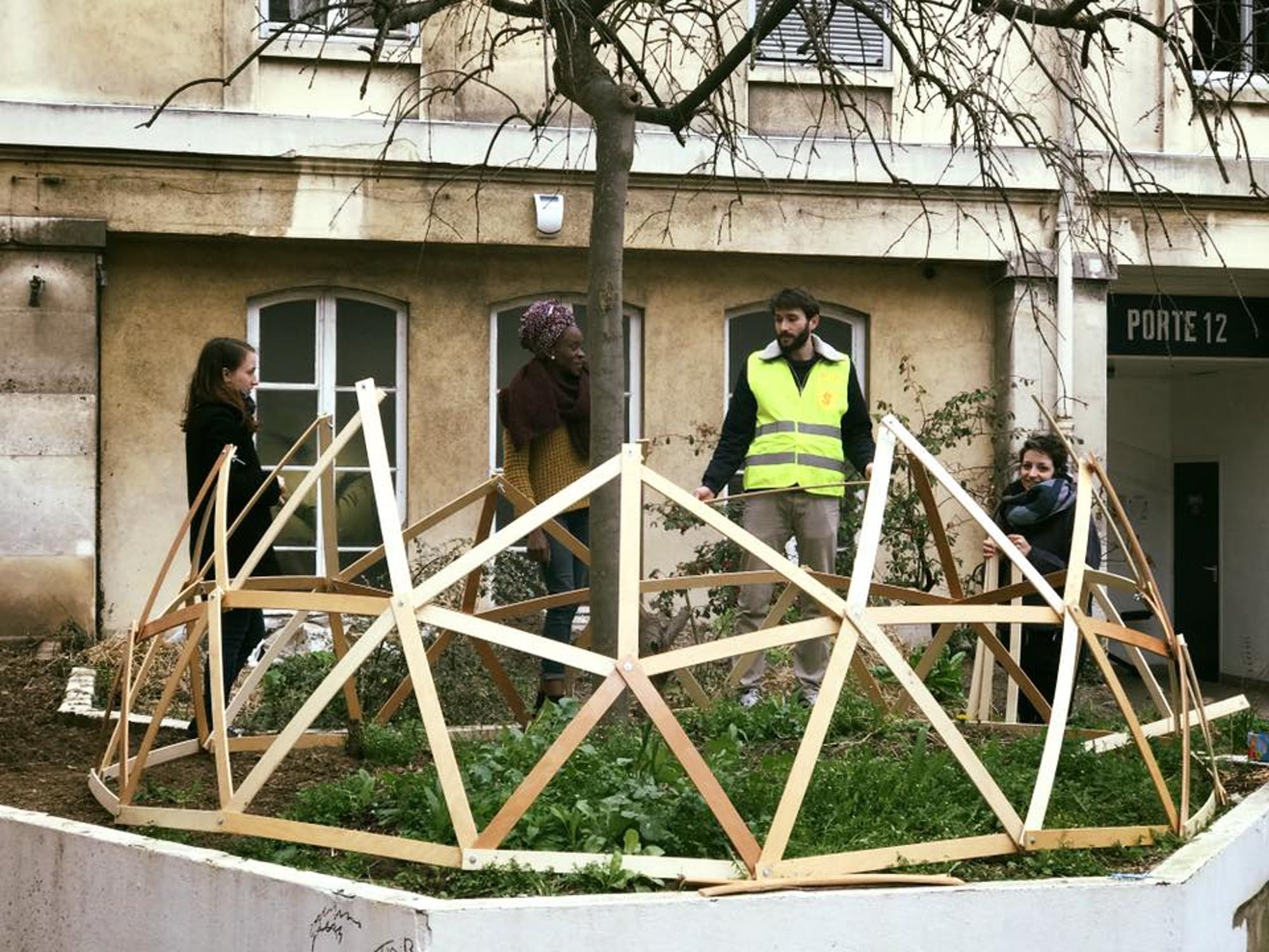En la capital francesa se han organizado grupos de colaboración que nos invitan a que conectemos con la naturaleza a través de actividades ecológicas, como este taller de jardinería donde se cultiva con materiales reciclados. Los ingresos se utilizan para promover acciones 'eco friendly'.