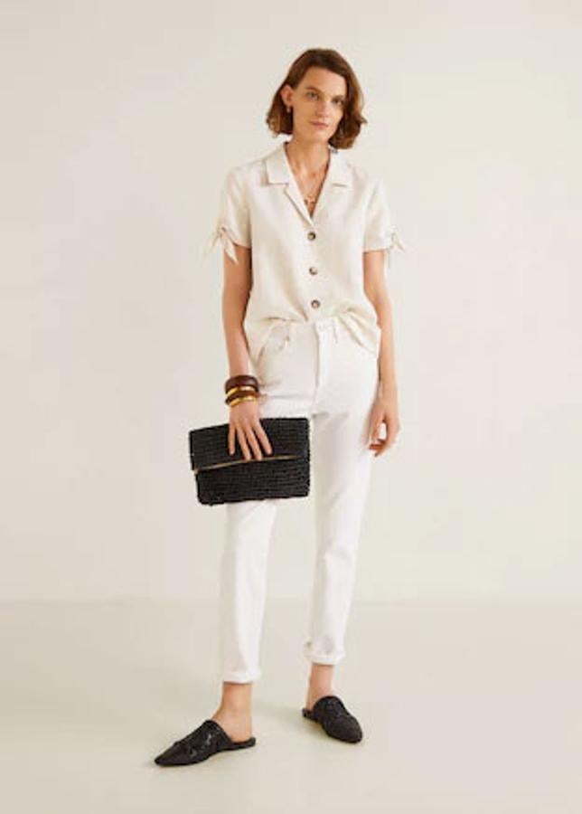 Camiseta de lino con nudos en color beige, 25,99 euros.