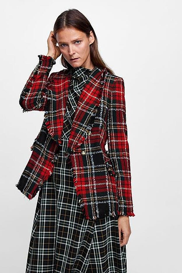 La supermodelo protgoniza los looks de estampado tartán de la nueva colección de otoño de Zara.