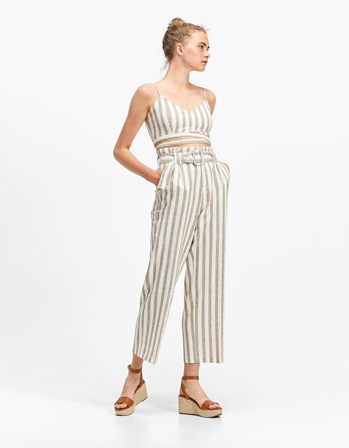 Pantalón cropped de lino y rayas en beige (25,99 euros) con top a juego (12,99 euros).
