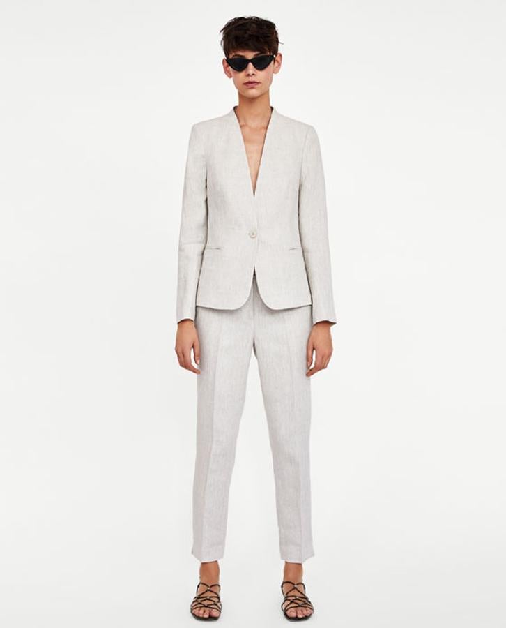 Traje de lino en color camel claro. Americana (49,95 euros) y pantalón (29,95 euros).