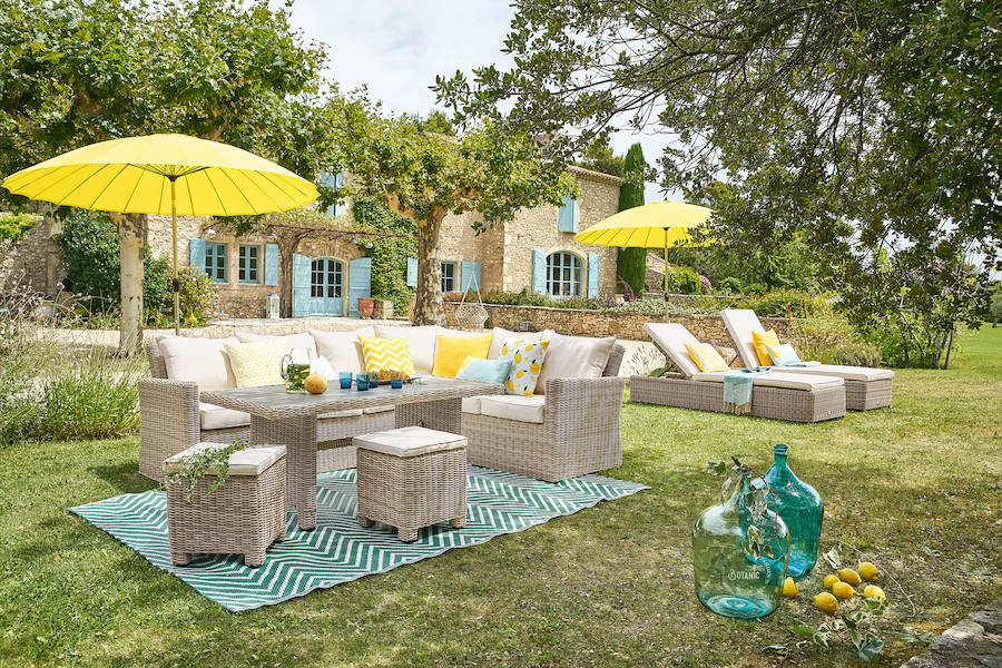 Como ya os hemos contado en Mujerhoy.com, el amarillo es el color del verano, y esta tendencia se traslada también a la decoración del hogar con propuestas tan frescas y llenas de luz como este salón exterior de Maison du Monde.
