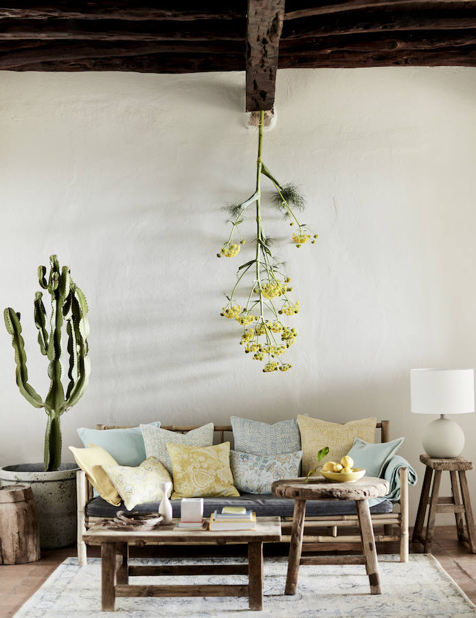 La madera rústica y los tonos amarillos (color tendencia del verano) son los protagonistas de este salón estival que propone Zara Home.